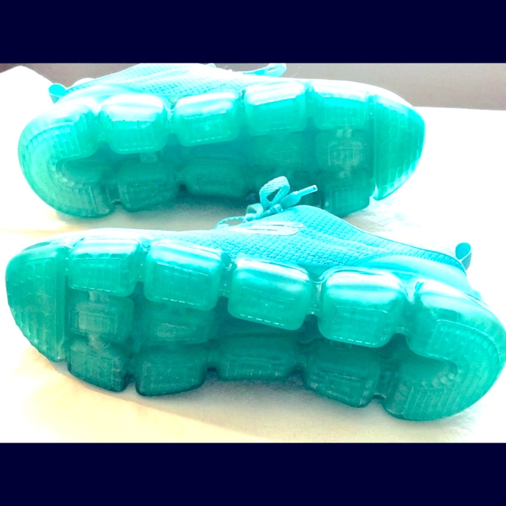 NWOT Skechers Aqua Memory Foam Shoes. Size 9.